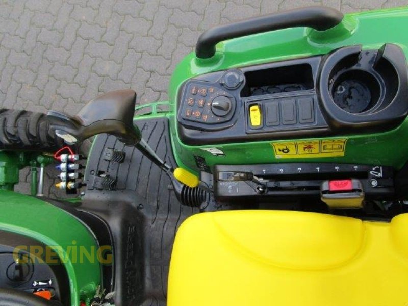 Kommunaltraktor van het type John Deere 3046R, Neumaschine in Wesseling-Berzdorf (Foto 5)