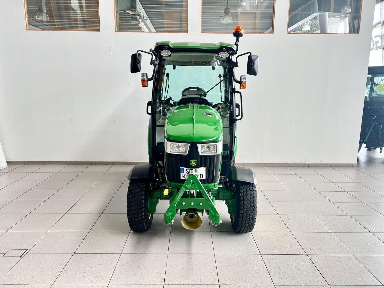 Kommunaltraktor of the type John Deere 3046R, Gebrauchtmaschine in Neubeckum (Picture 3)