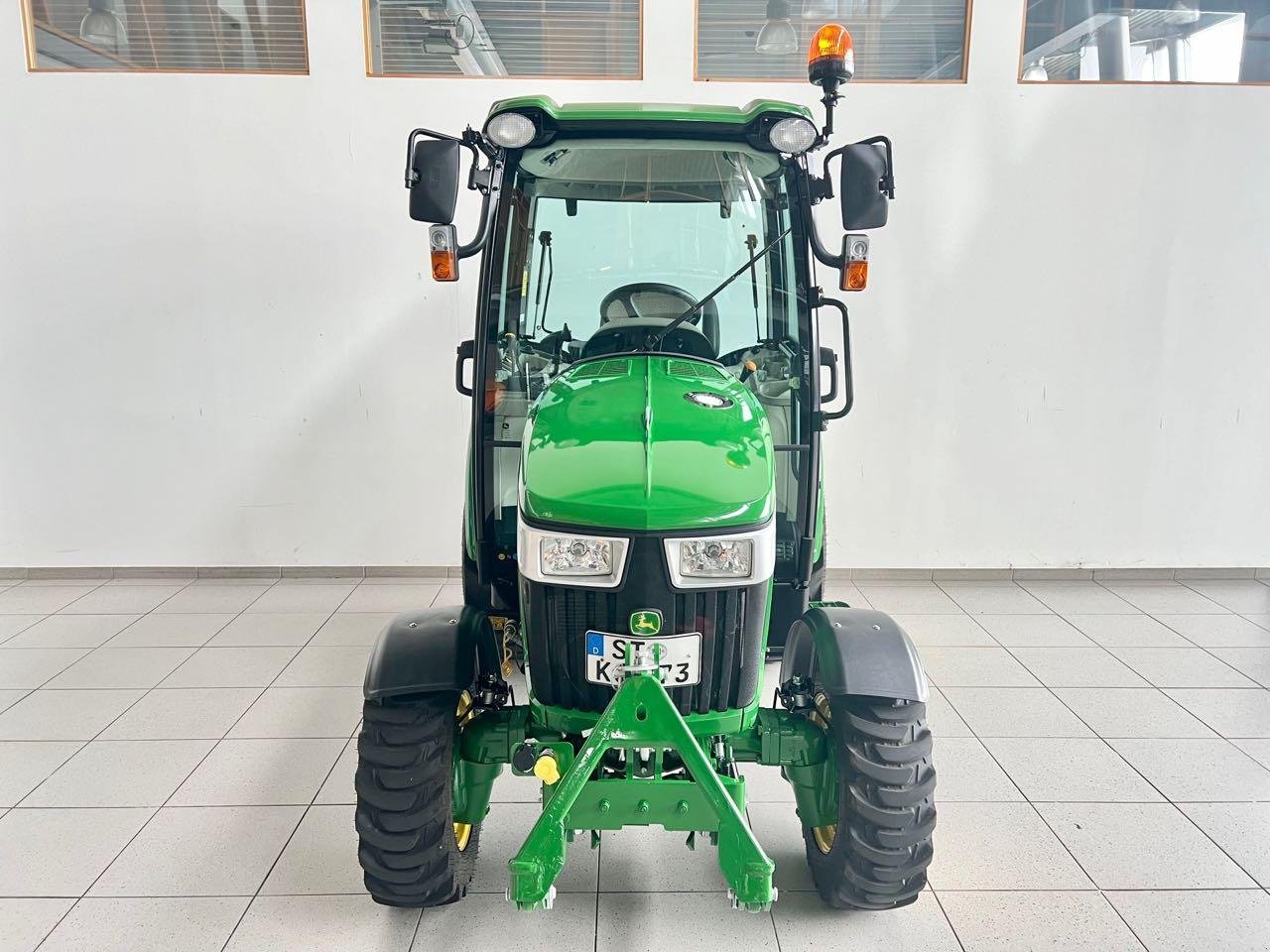 Kommunaltraktor des Typs John Deere 3046R, Gebrauchtmaschine in Neubeckum (Bild 3)