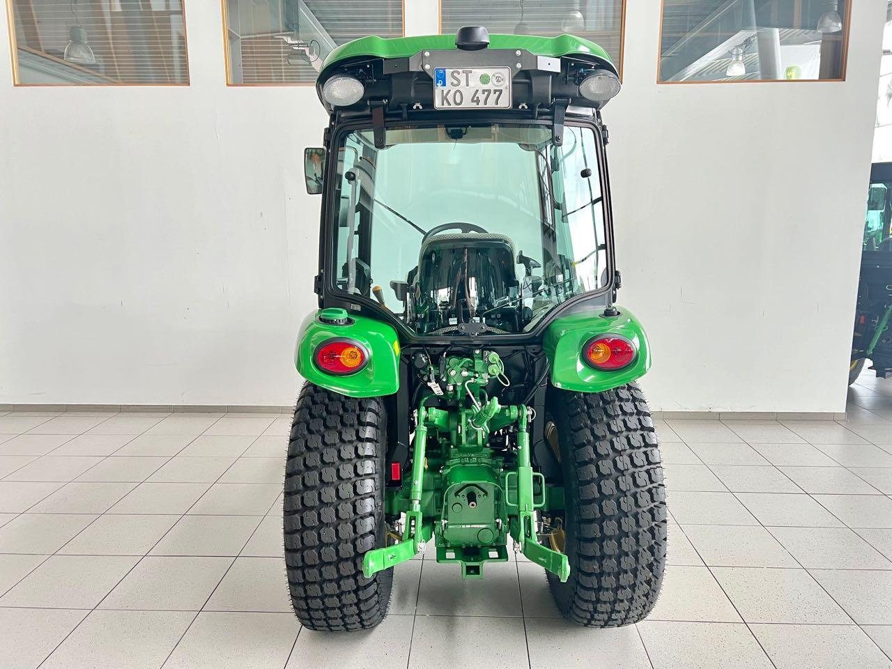 Kommunaltraktor des Typs John Deere 3046R, Gebrauchtmaschine in Neubeckum (Bild 4)