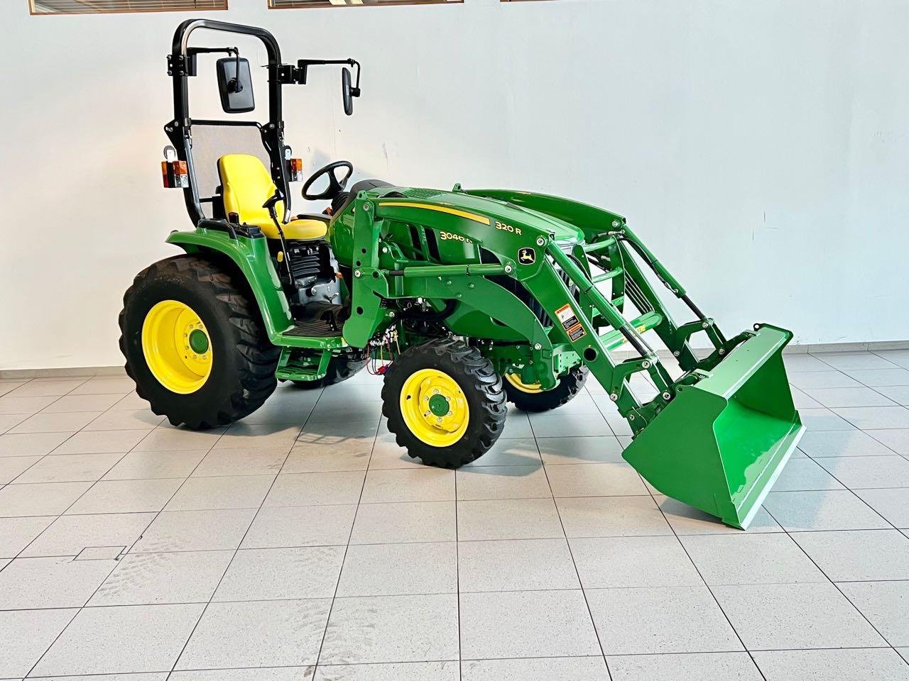 Kommunaltraktor van het type John Deere 3046R, Neumaschine in Neubeckum (Foto 2)