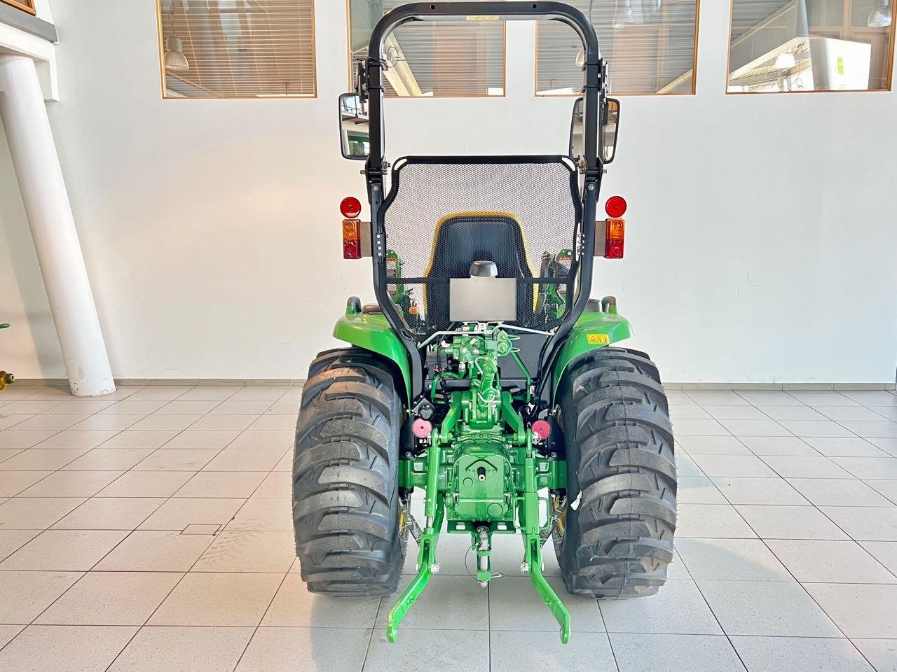 Kommunaltraktor van het type John Deere 3046R, Neumaschine in Neubeckum (Foto 5)