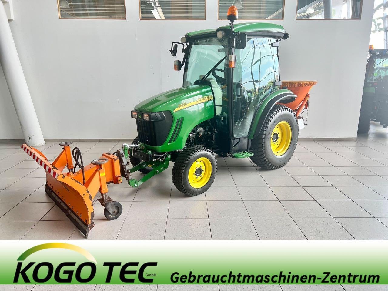 Kommunaltraktor des Typs John Deere 3520, Gebrauchtmaschine in Neubeckum (Bild 1)