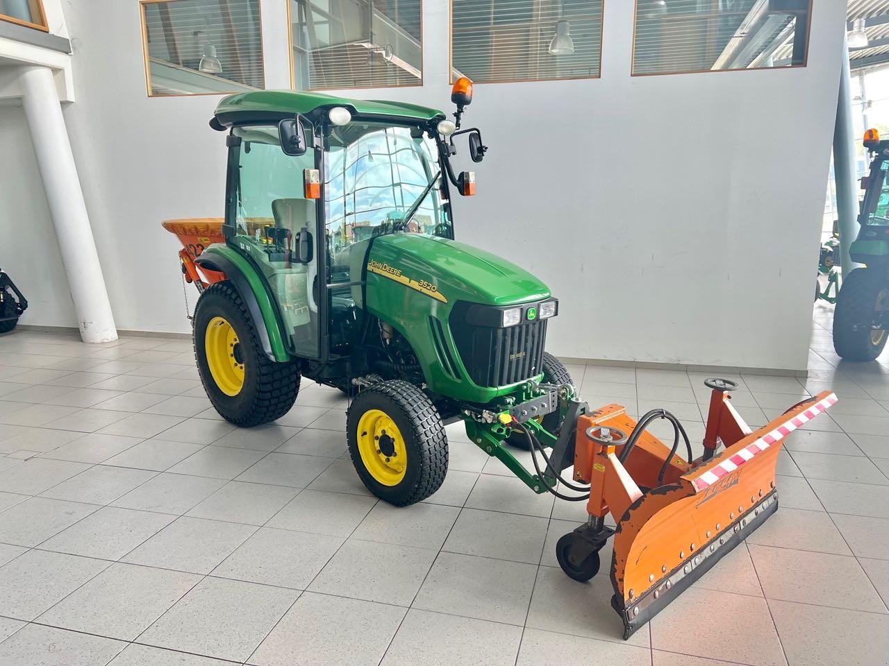 Kommunaltraktor des Typs John Deere 3520, Gebrauchtmaschine in Neubeckum (Bild 2)