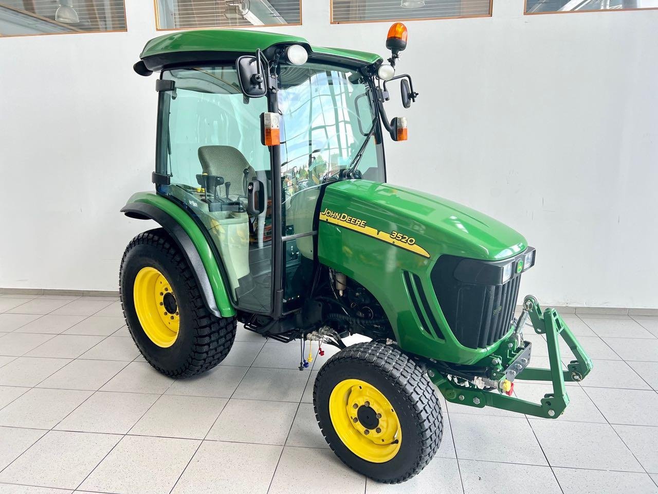 Kommunaltraktor Türe ait John Deere 3520, Gebrauchtmaschine içinde Neubeckum (resim 2)