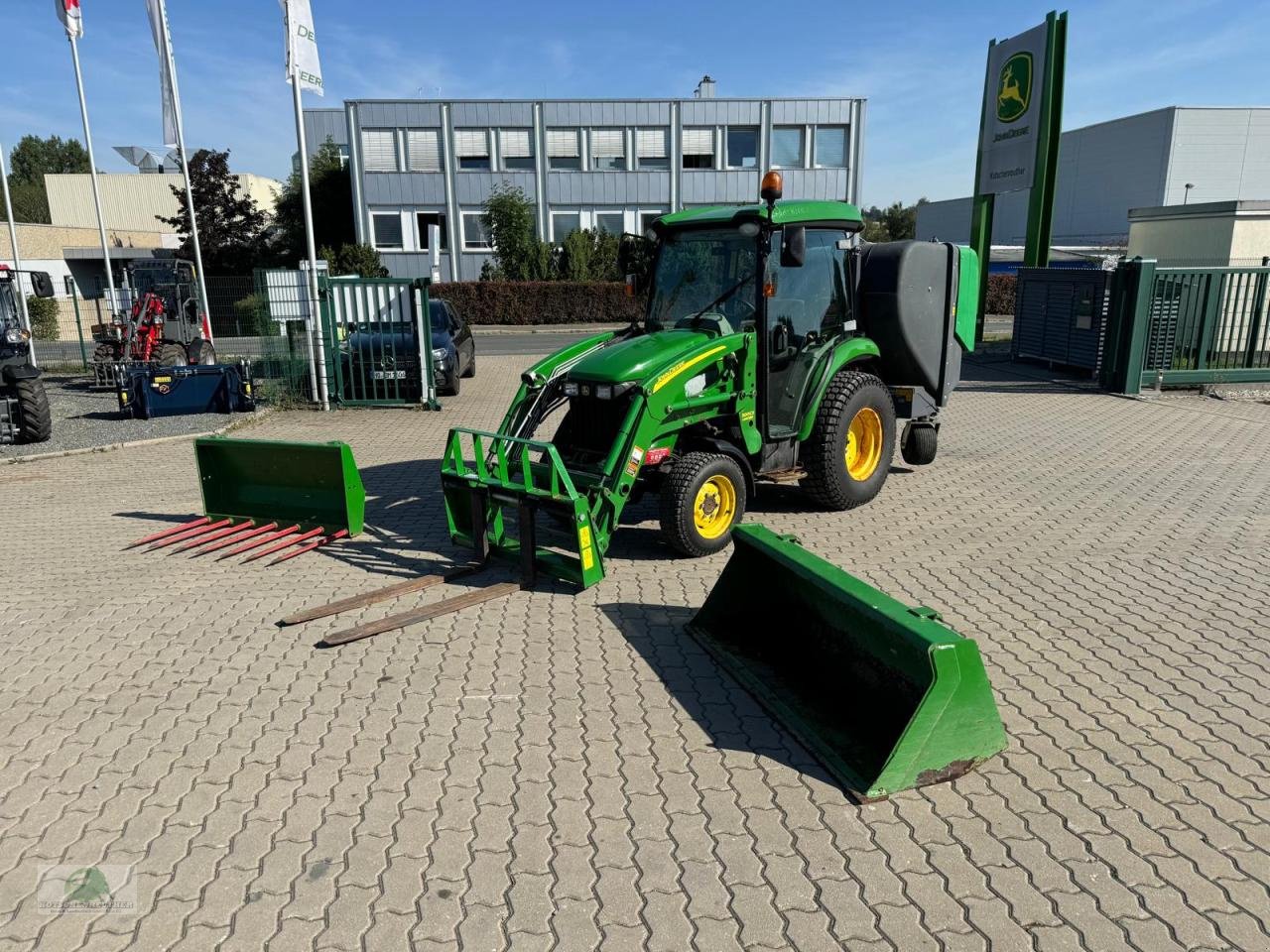 Kommunaltraktor des Typs John Deere 3720, Gebrauchtmaschine in Münchberg (Bild 1)