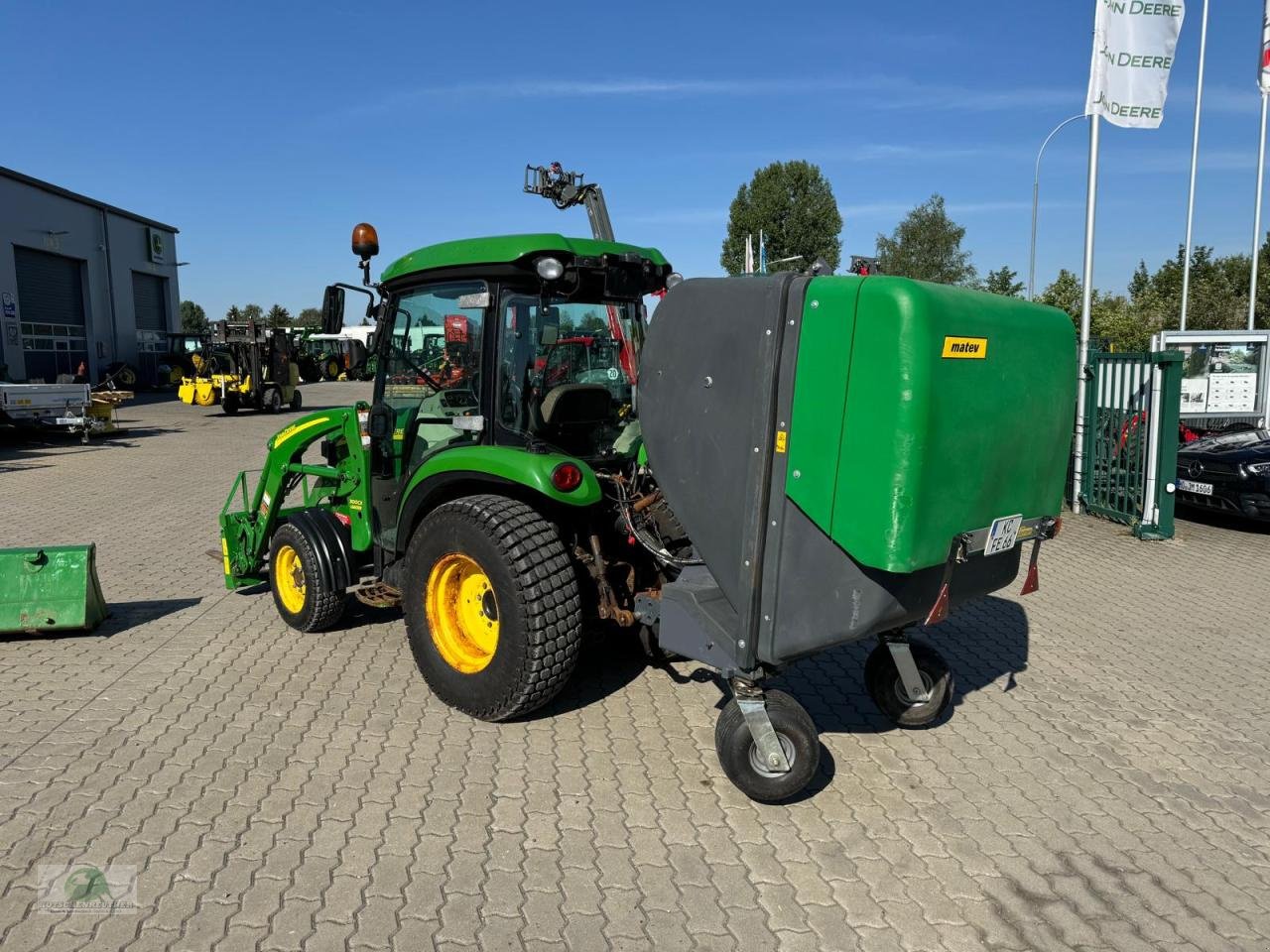 Kommunaltraktor des Typs John Deere 3720, Gebrauchtmaschine in Münchberg (Bild 3)