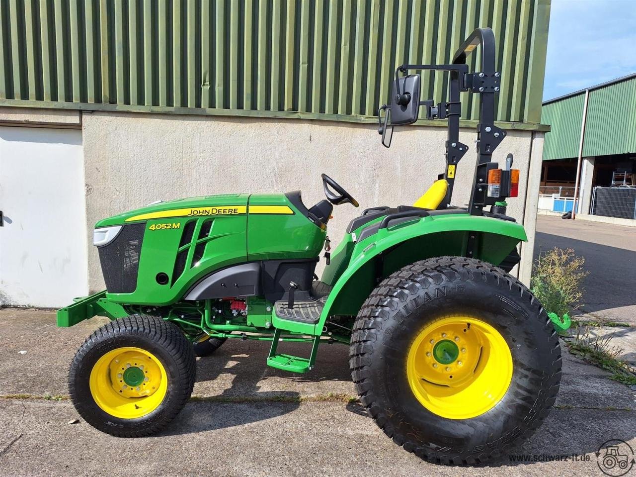 Kommunaltraktor of the type John Deere 4052M, Neumaschine in Aspach (Picture 2)