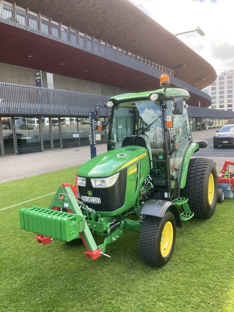 Kommunaltraktor typu John Deere 4052R, Ausstellungsmaschine v Regensdorf (Obrázok 2)