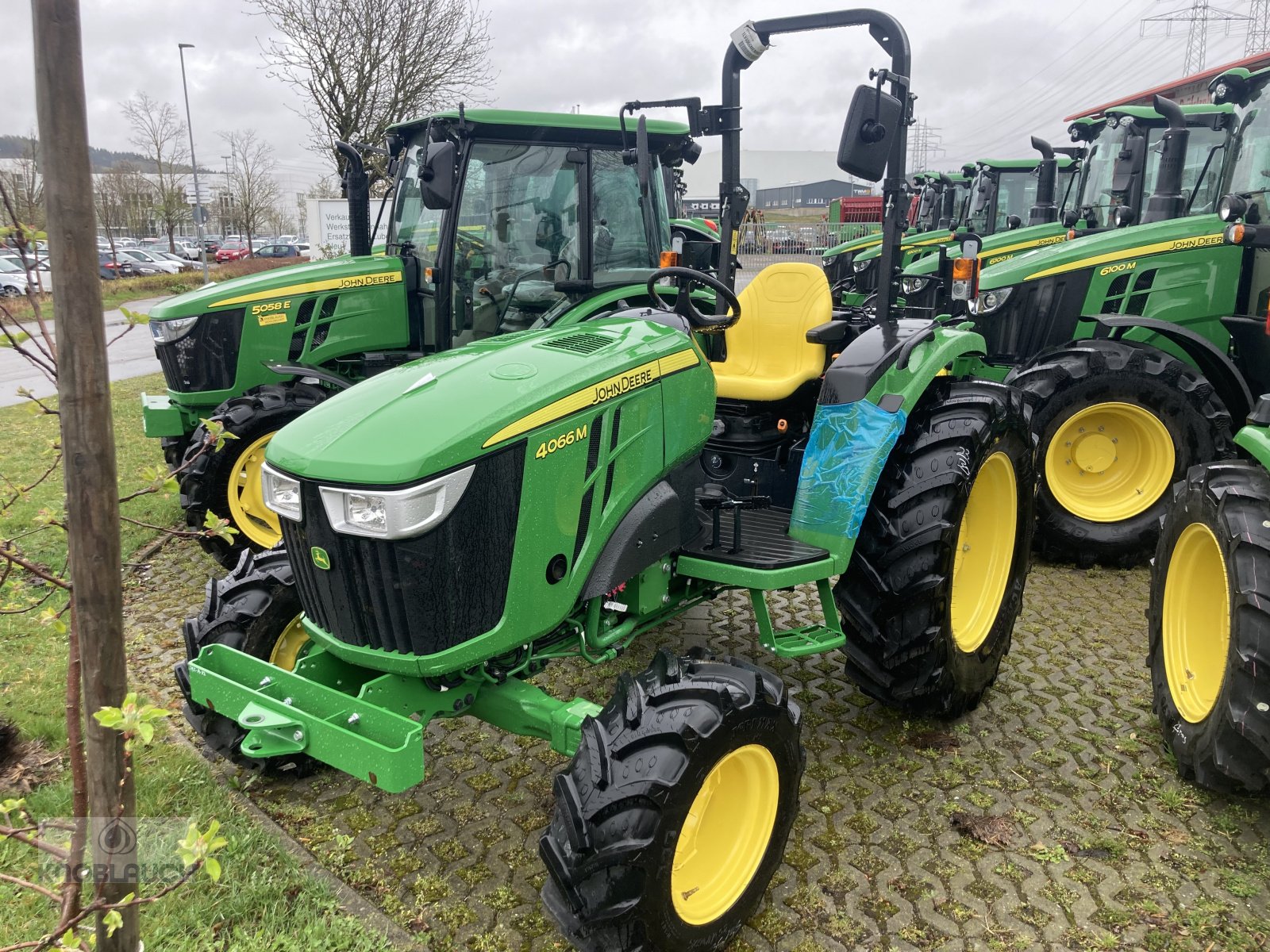 Kommunaltraktor des Typs John Deere 4066M, Neumaschine in Stockach (Bild 1)