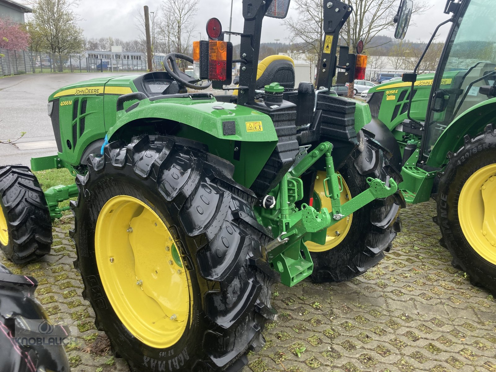 Kommunaltraktor des Typs John Deere 4066M, Neumaschine in Stockach (Bild 2)