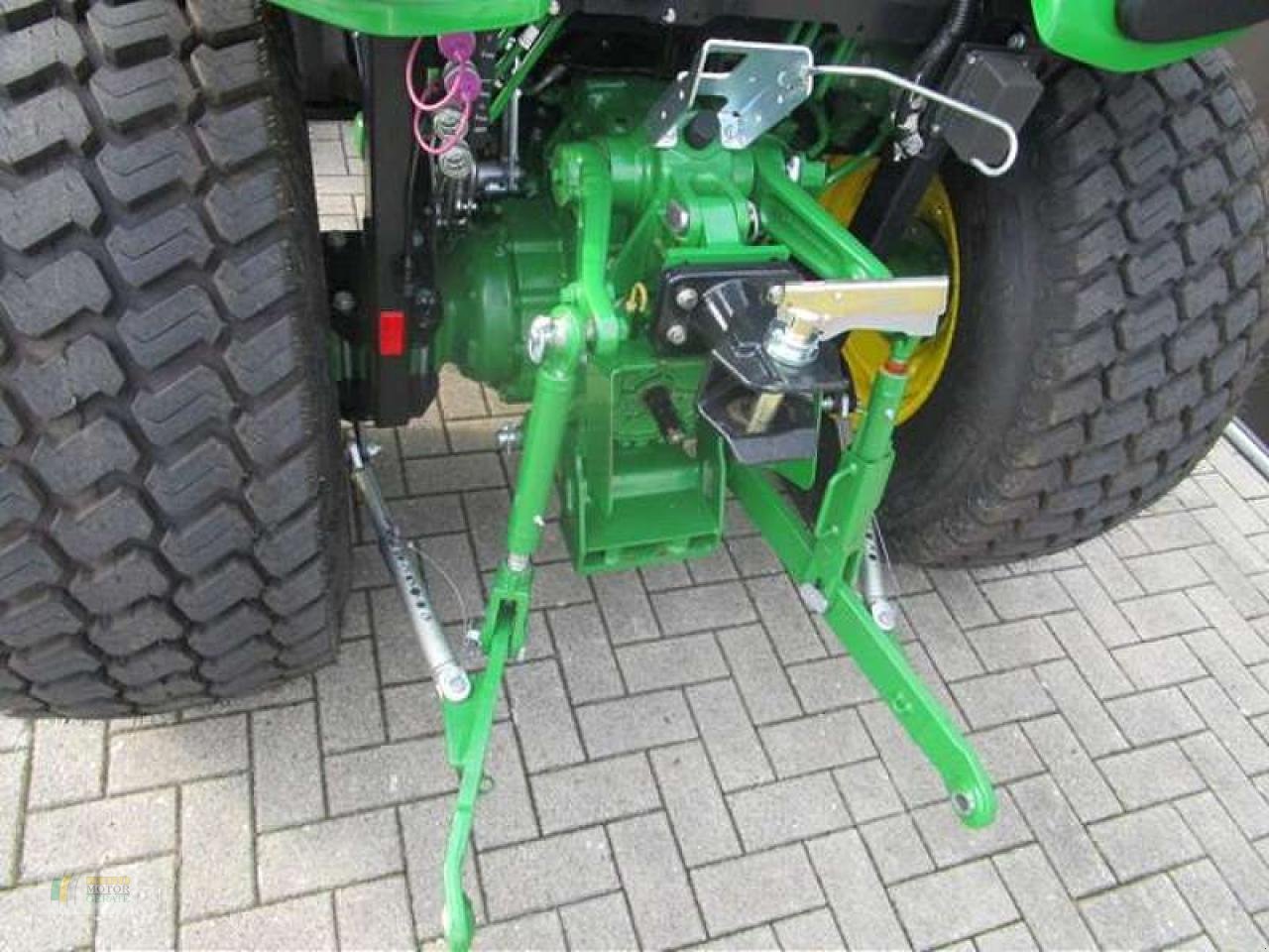 Kommunaltraktor of the type John Deere 4066R TRAKTOR, Neumaschine in Cloppenburg (Picture 2)