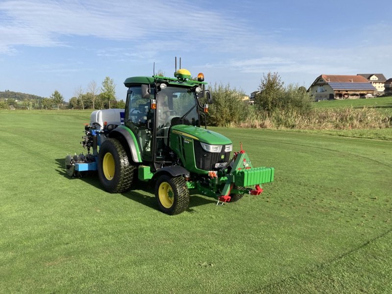 Kommunaltraktor van het type John Deere 4066R, Ausstellungsmaschine in Regensdorf (Foto 1)