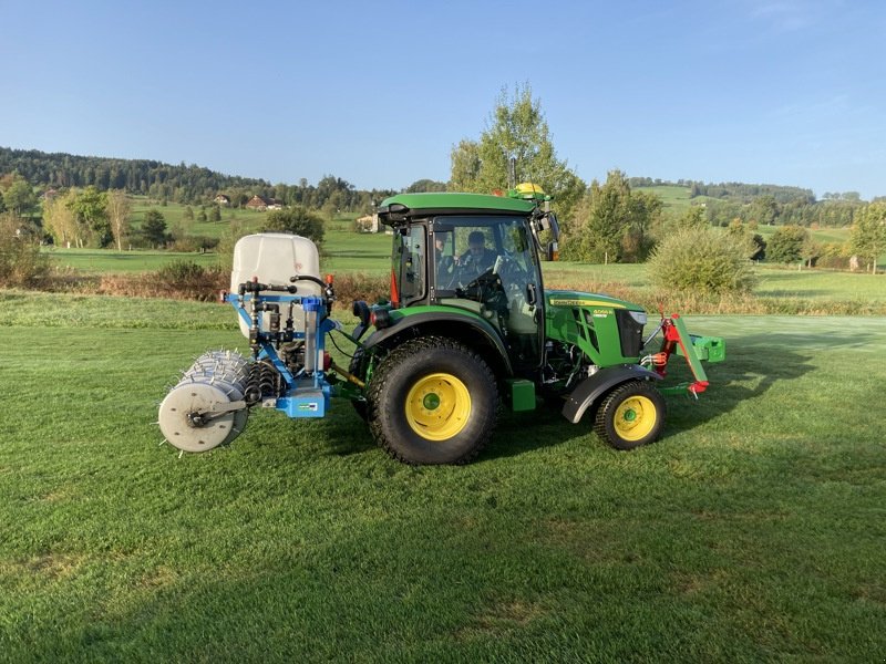 Kommunaltraktor van het type John Deere 4066R, Ausstellungsmaschine in Regensdorf (Foto 2)