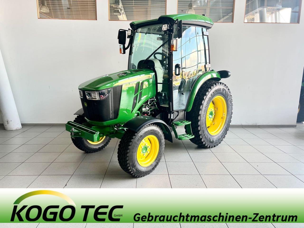 Kommunaltraktor des Typs John Deere 4066R, Gebrauchtmaschine in Neubeckum (Bild 1)