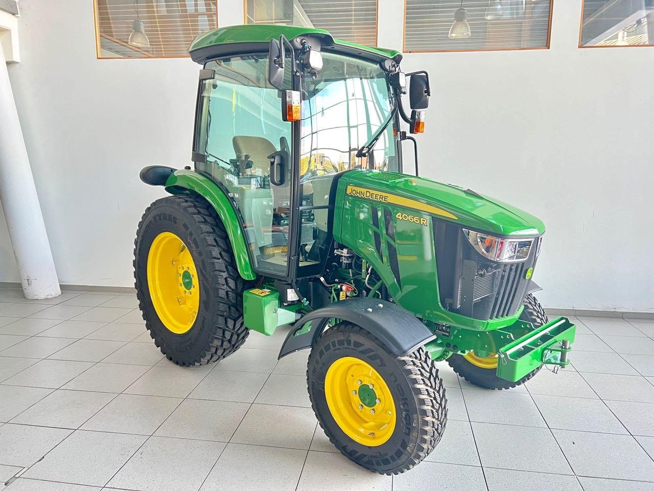 Kommunaltraktor of the type John Deere 4066R, Gebrauchtmaschine in Neubeckum (Picture 2)