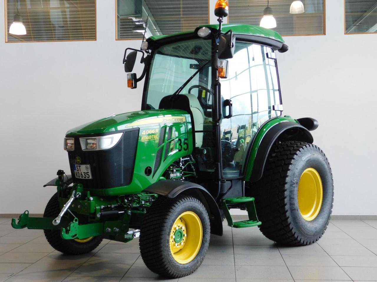 Kommunaltraktor van het type John Deere 4066R, Gebrauchtmaschine in Neubeckum (Foto 2)