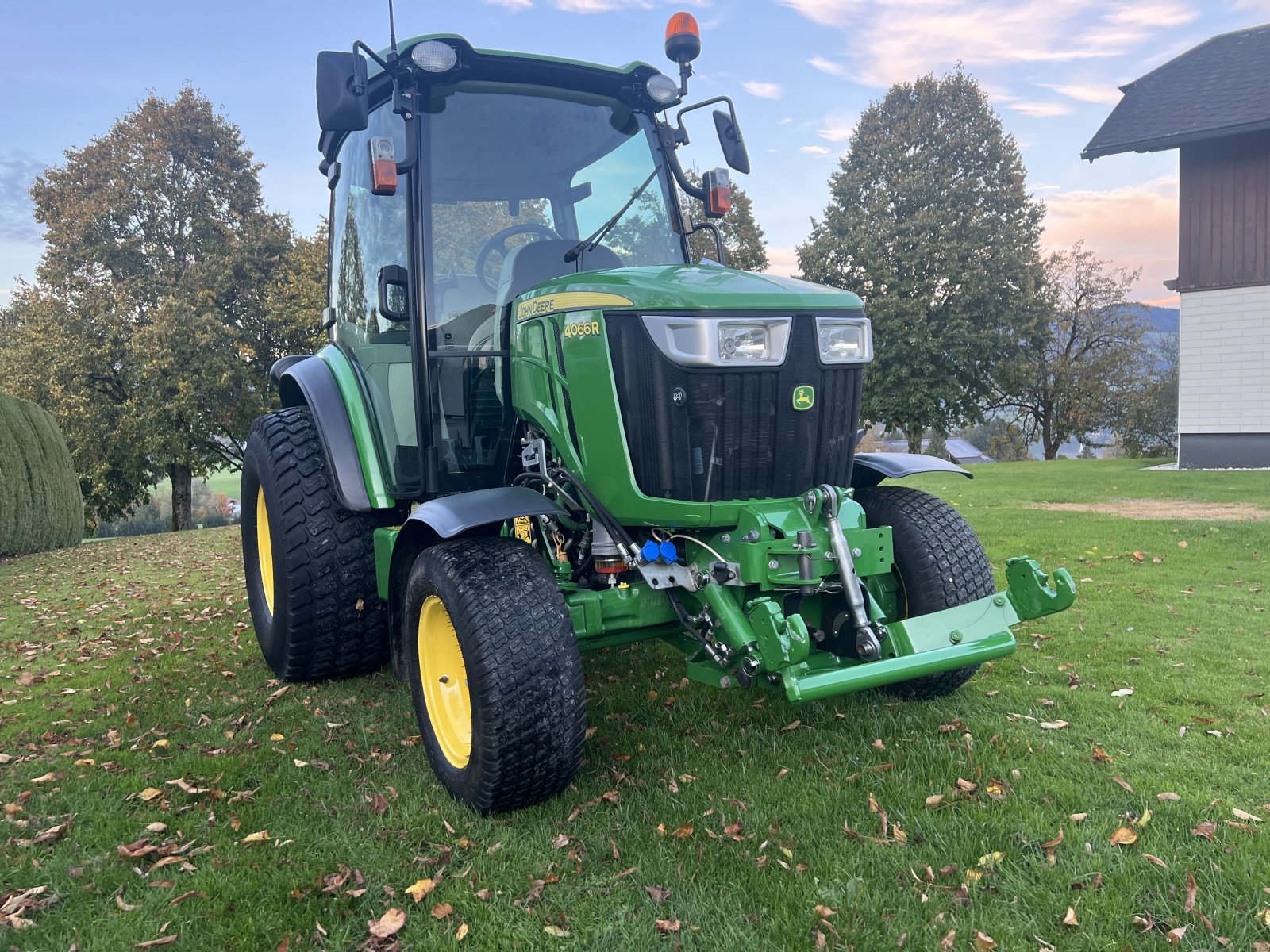 Kommunaltraktor des Typs John Deere 4066R, Gebrauchtmaschine in Mondsee (Bild 1)