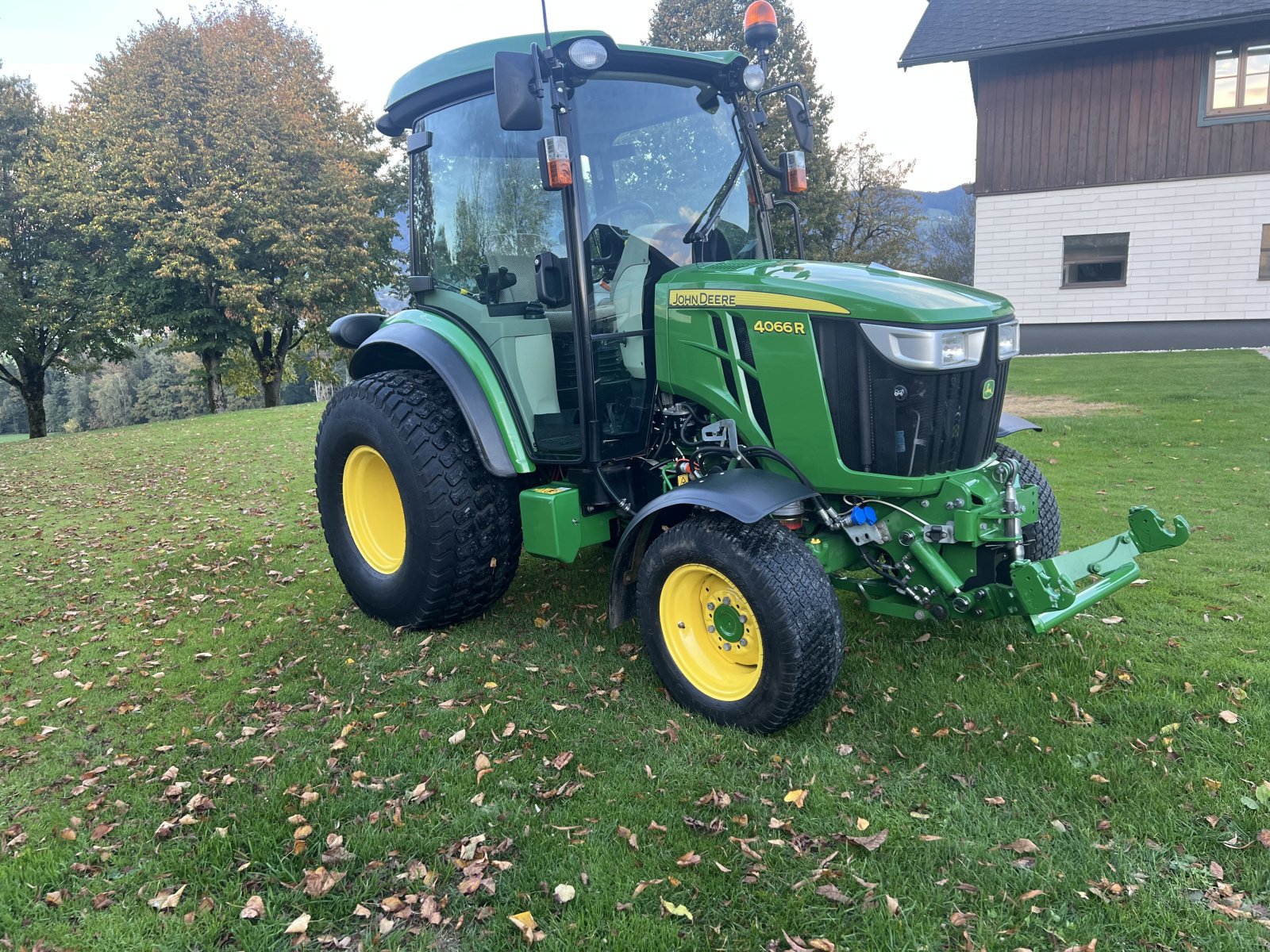 Kommunaltraktor des Typs John Deere 4066R, Gebrauchtmaschine in Mondsee (Bild 3)