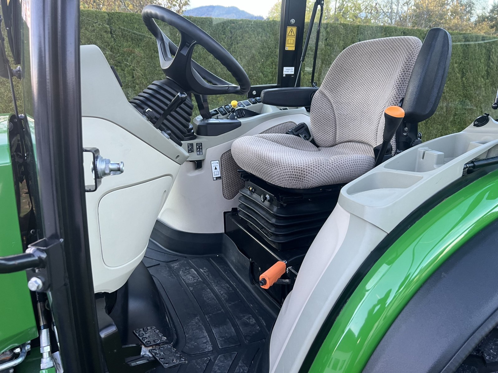 Kommunaltraktor typu John Deere 4066R, Gebrauchtmaschine w Mondsee (Zdjęcie 14)