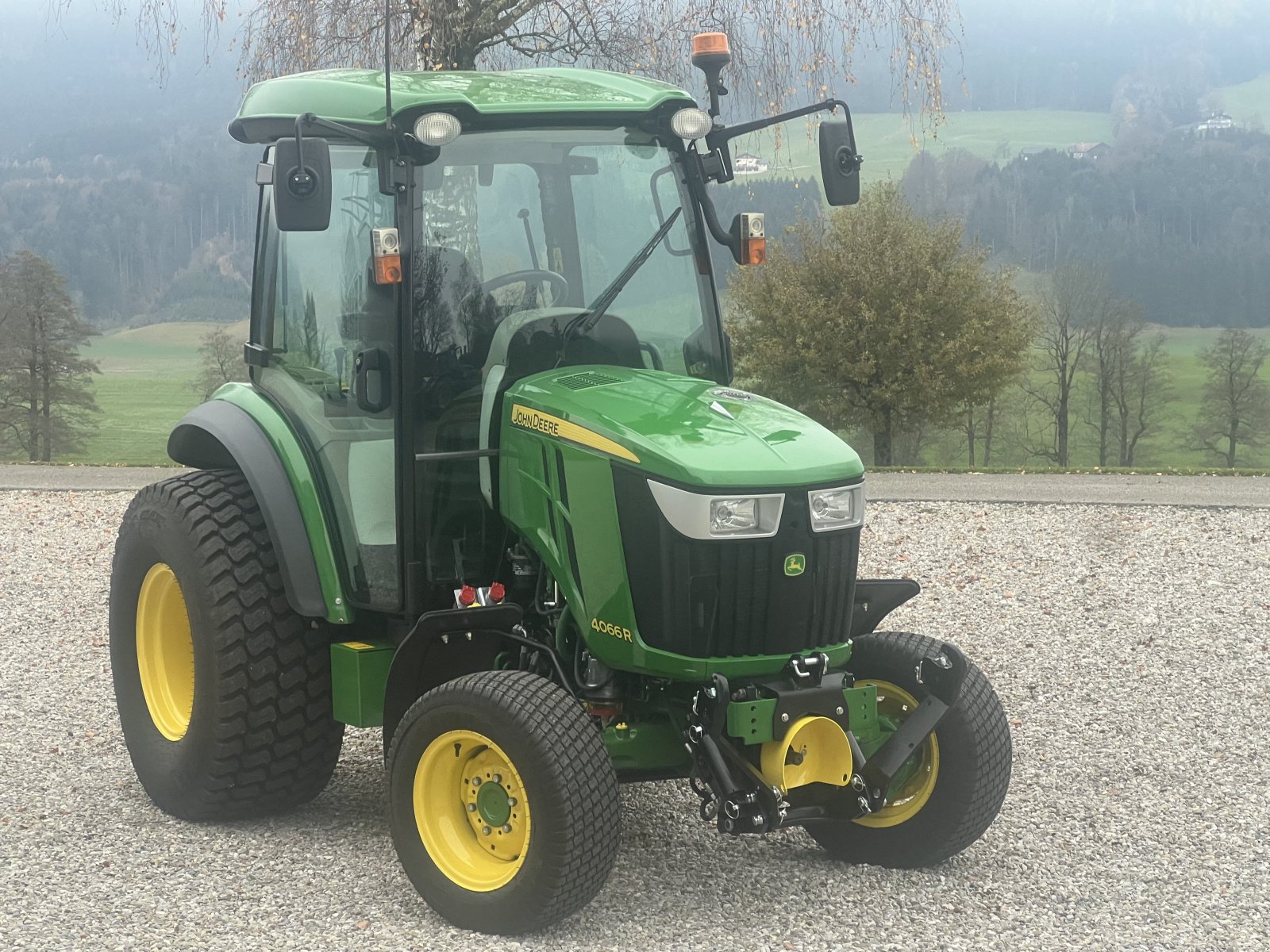 Kommunaltraktor of the type John Deere 4066R, Gebrauchtmaschine in Mondsee (Picture 1)