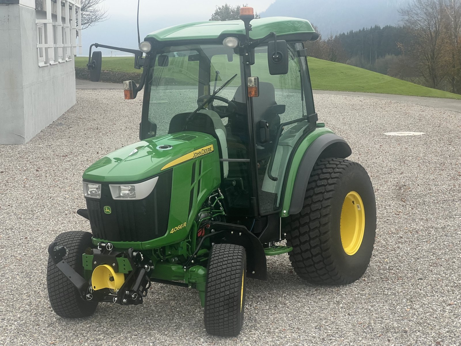 Kommunaltraktor of the type John Deere 4066R, Gebrauchtmaschine in Mondsee (Picture 2)