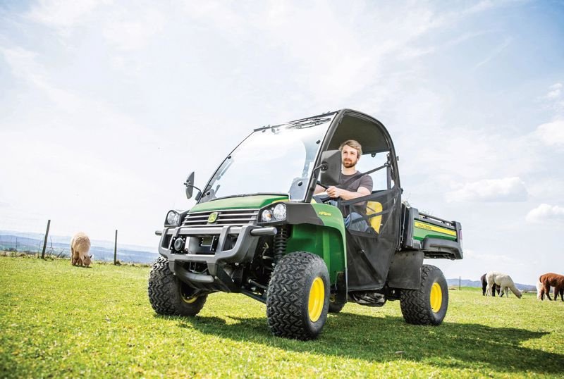 Kommunaltraktor des Typs John Deere HPX 815 E, Ausstellungsmaschine in Regensdorf (Bild 1)