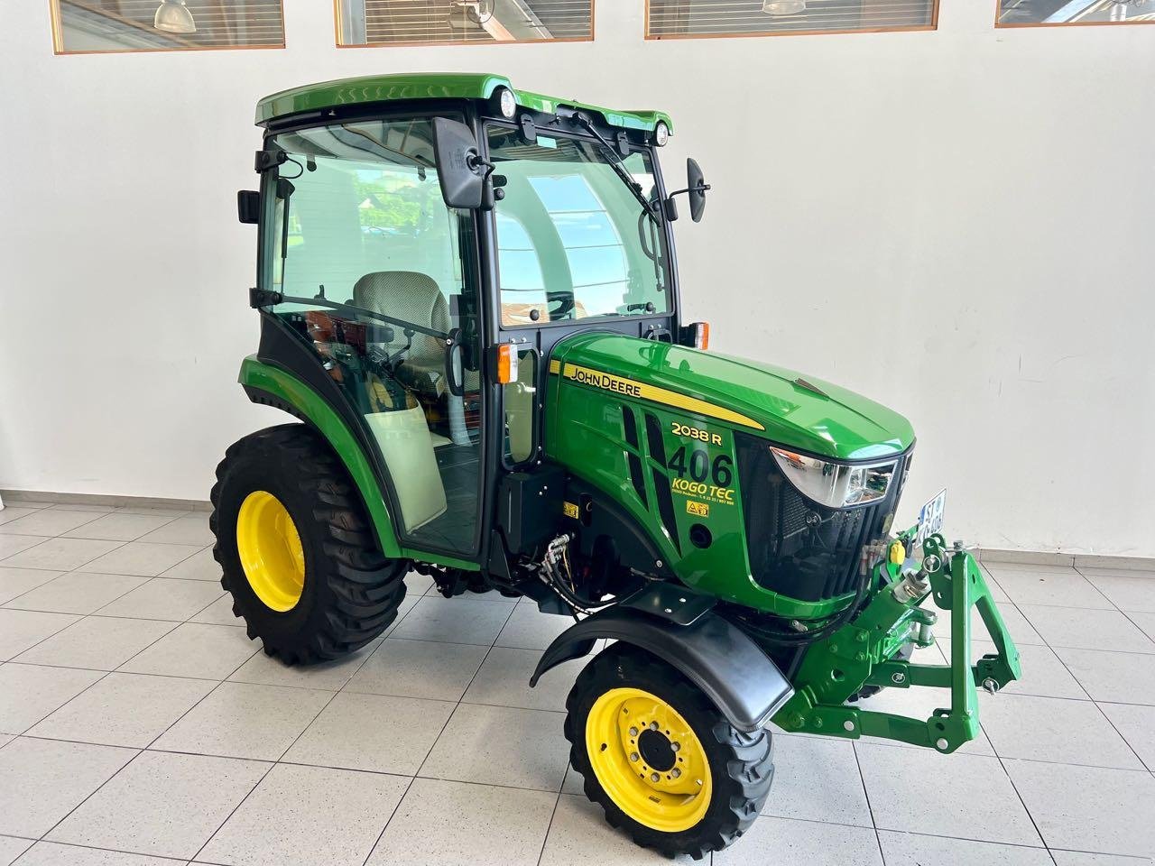 Kommunaltraktor des Typs John Deere John Deere 2038R, Gebrauchtmaschine in Neubeckum (Bild 2)