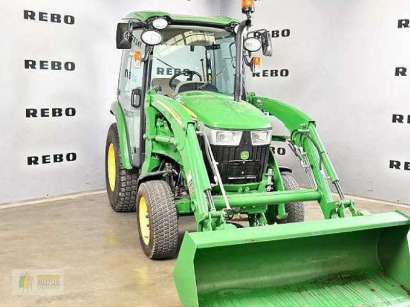 Kommunaltraktor типа John Deere KOMPAKTTRAKTOR 3045R, Gebrauchtmaschine в Bredstedt