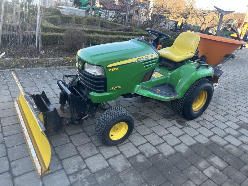 Kommunaltraktor van het type John Deere X700, Gebrauchtmaschine in Höttingen