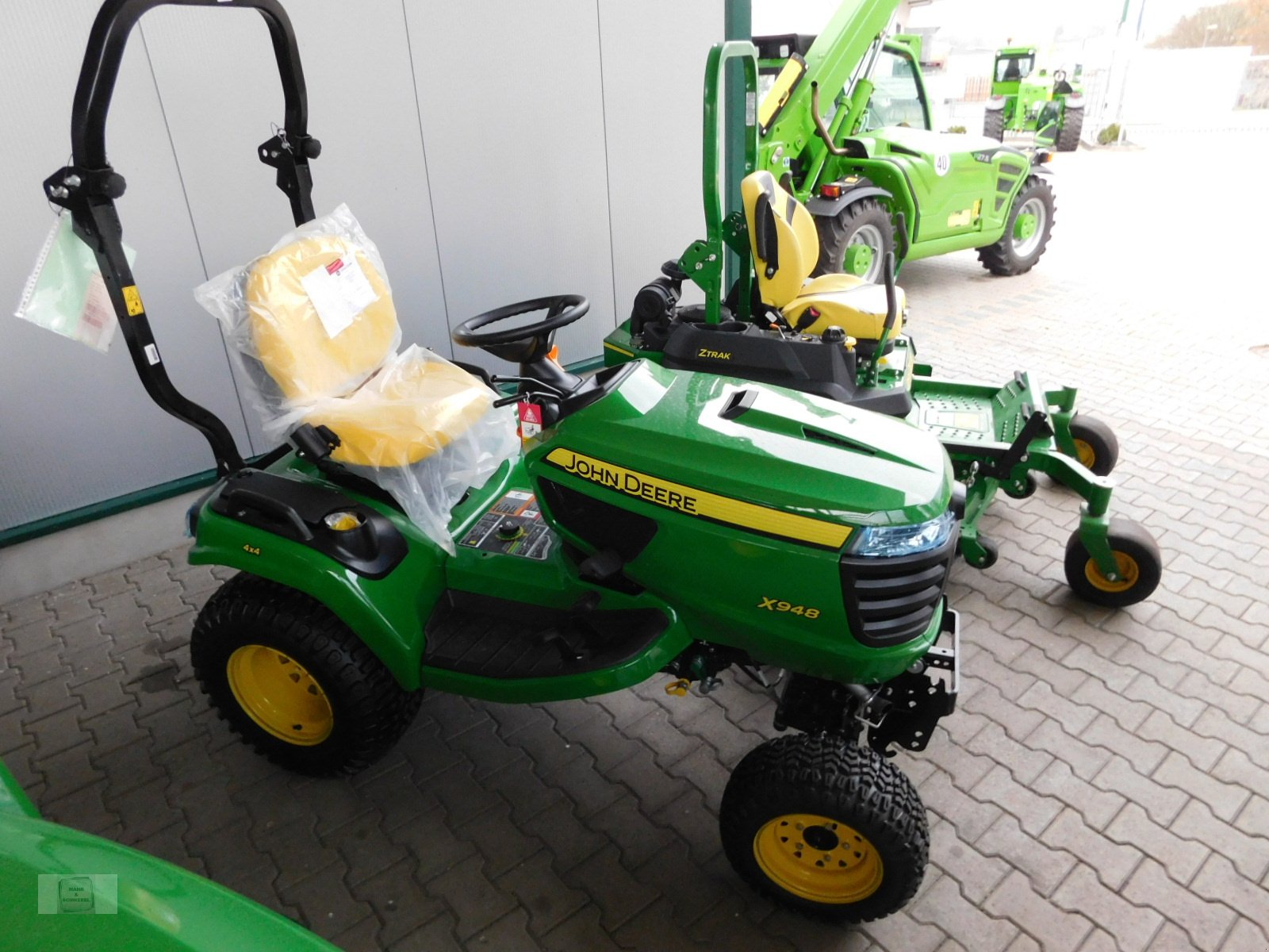 Kommunaltraktor of the type John Deere X948, Neumaschine in Gross-Bieberau (Picture 1)