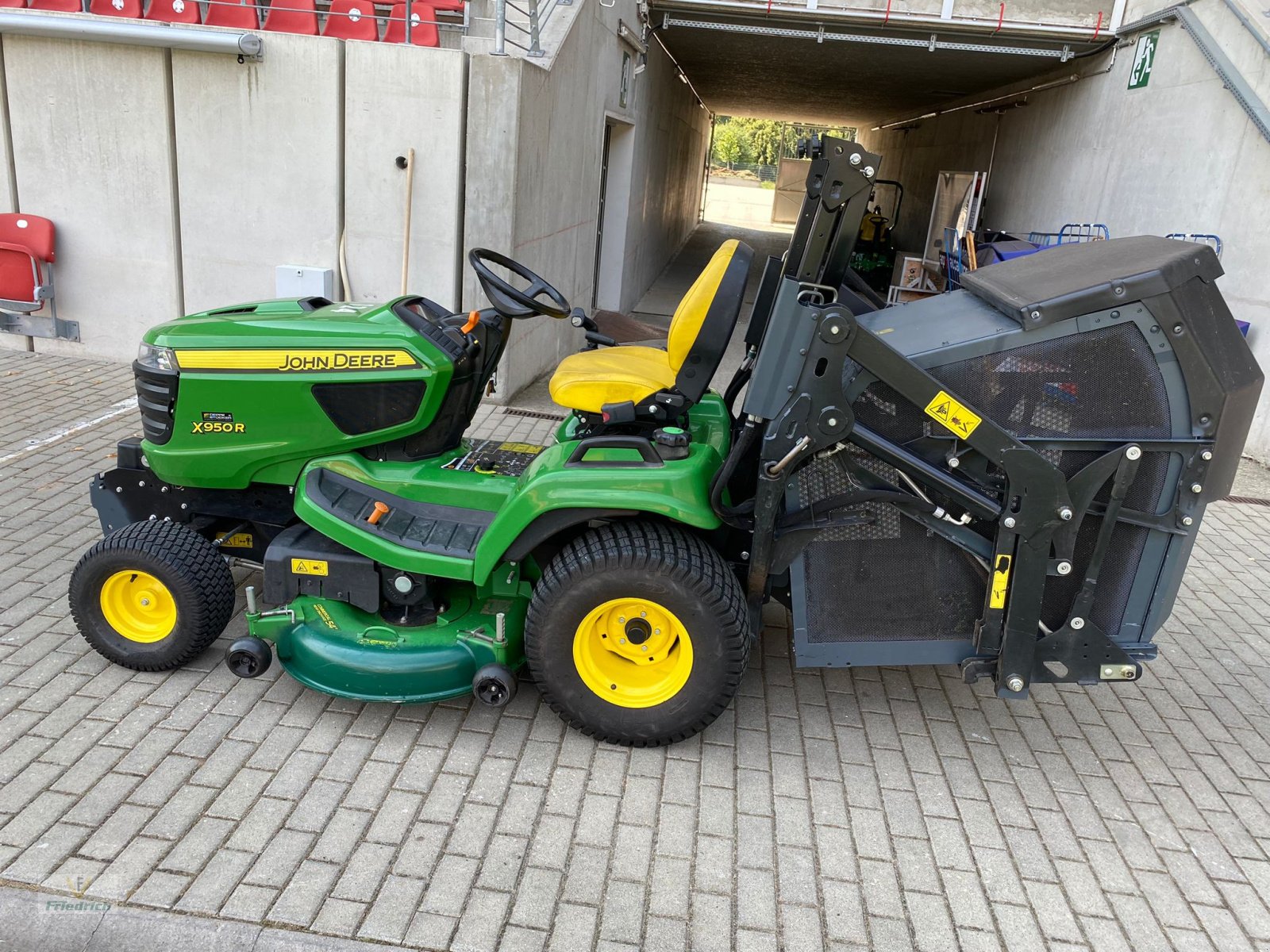 Kommunaltraktor des Typs John Deere X950R, Gebrauchtmaschine in Bad Lausick (Bild 2)