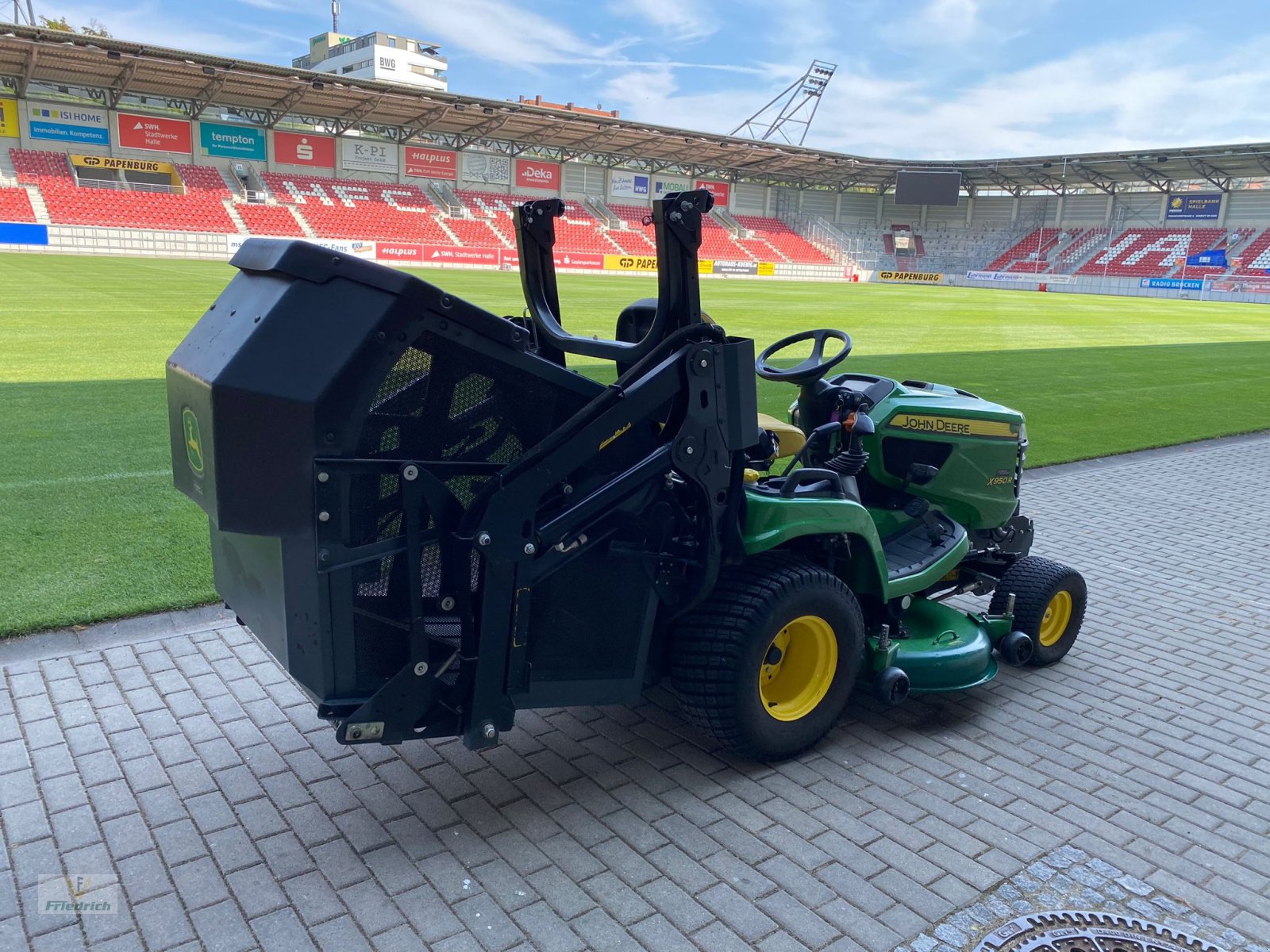 Kommunaltraktor des Typs John Deere X950R, Gebrauchtmaschine in Bad Lausick (Bild 4)