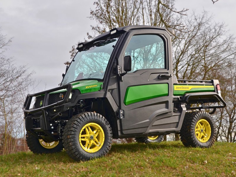 Kommunaltraktor of the type John Deere XUV835M, Ausstellungsmaschine in Regensdorf (Picture 1)