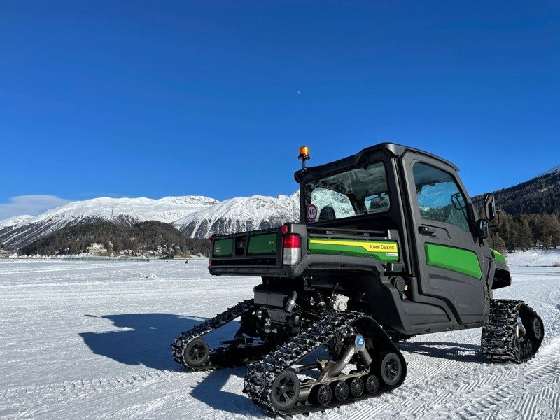 Kommunaltraktor типа John Deere XUV835M, Ausstellungsmaschine в Regensdorf (Фотография 3)