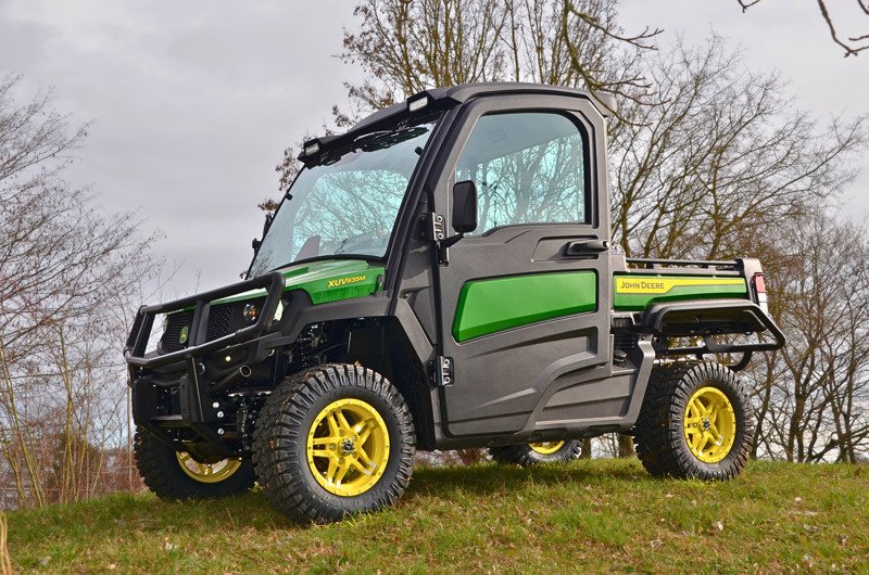 Kommunaltraktor des Typs John Deere XUV835M, Ausstellungsmaschine in Regensdorf (Bild 1)