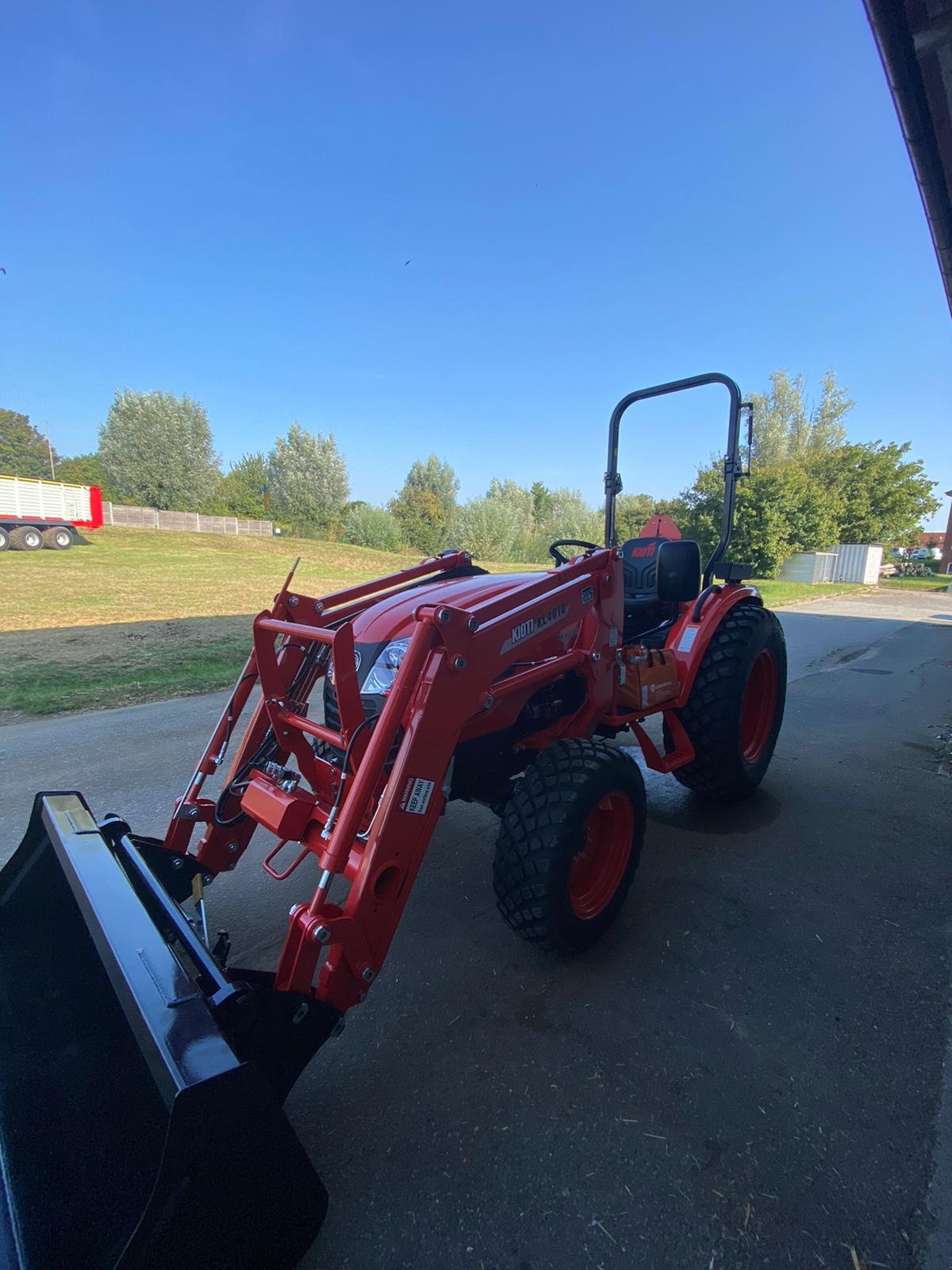 Kommunaltraktor van het type Kioti CK 4030H, Neumaschine in Klempau (Foto 1)