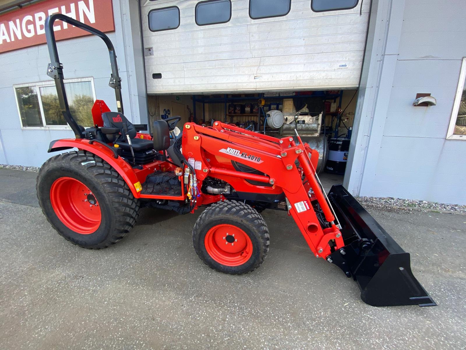 Kommunaltraktor van het type Kioti CK 4030H, Neumaschine in Klempau (Foto 4)