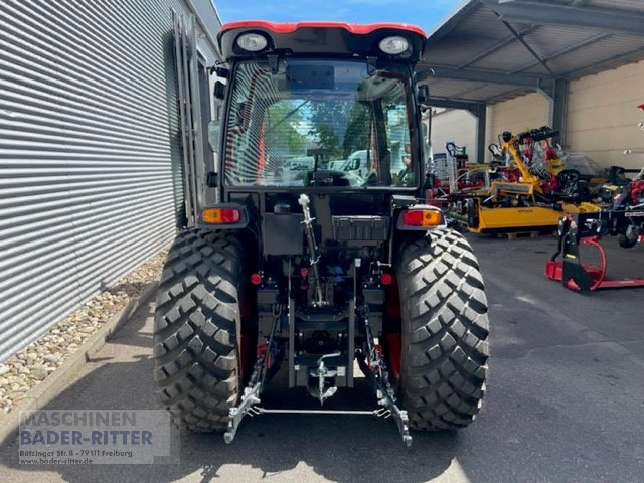 Kommunaltraktor of the type Kioti DK6020CH Frontlader, Neumaschine in Freiburg (Picture 3)