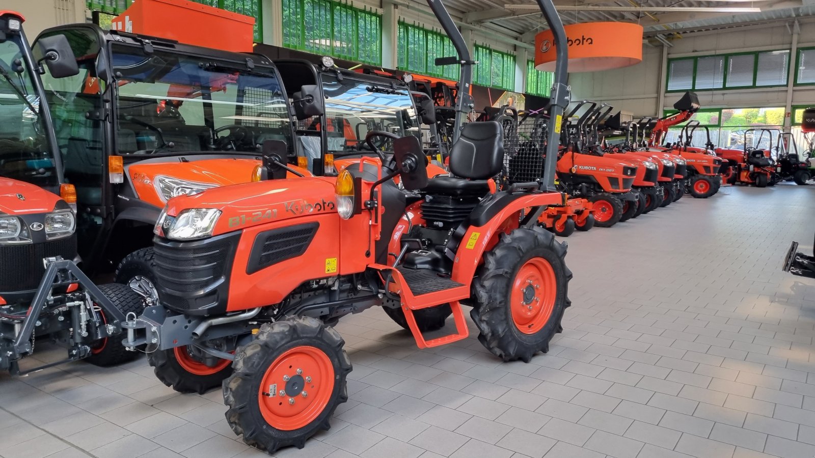 Kommunaltraktor of the type Kubota B1-241 99cm Aussenbreite, Neumaschine in Olpe (Picture 1)