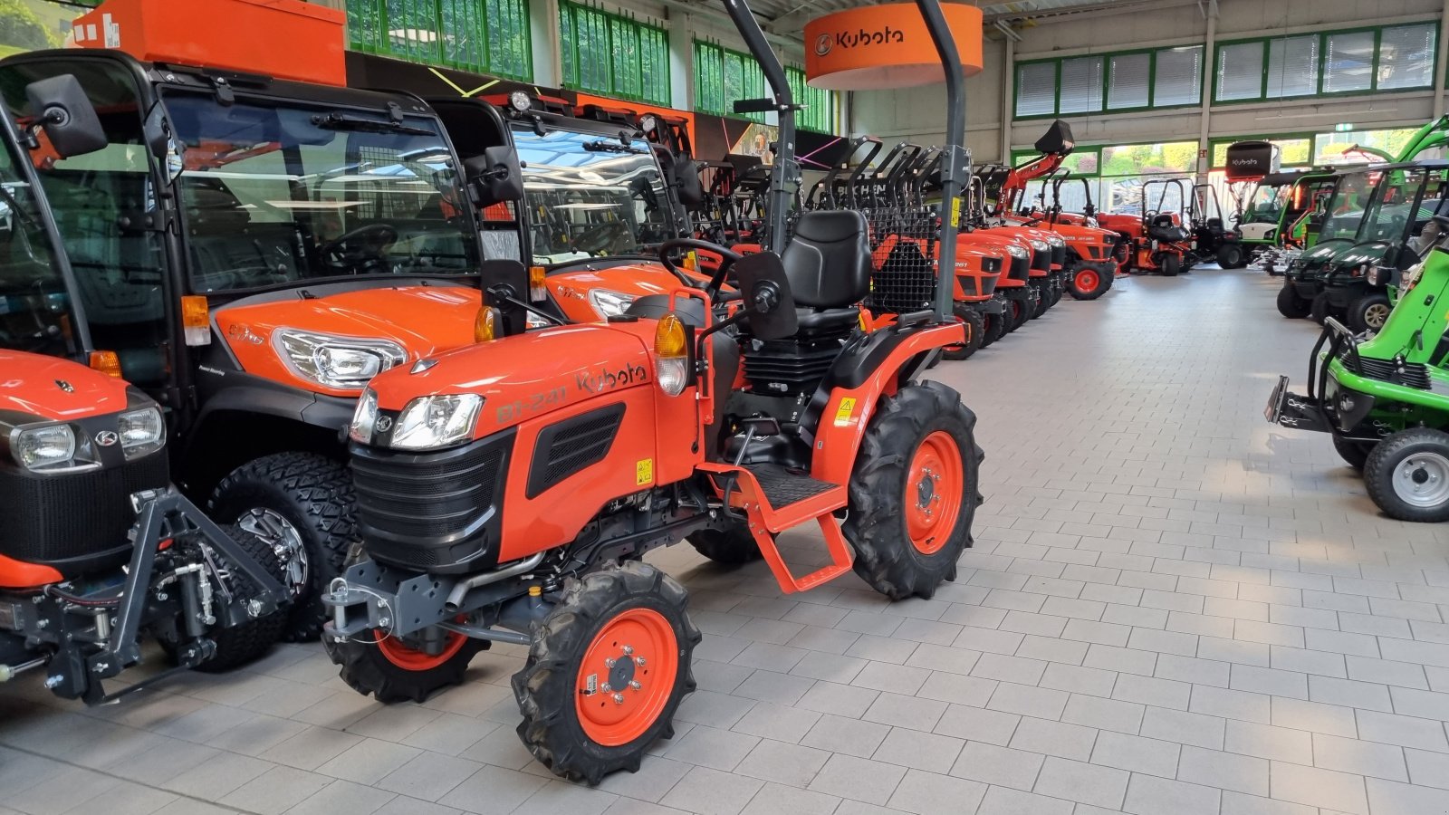 Kommunaltraktor tipa Kubota B1-241 99cm Aussenbreite, Neumaschine u Olpe (Slika 3)