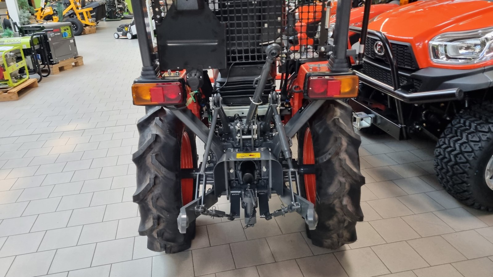 Kommunaltraktor tipa Kubota B1-241 99cm Aussenbreite, Neumaschine u Olpe (Slika 10)