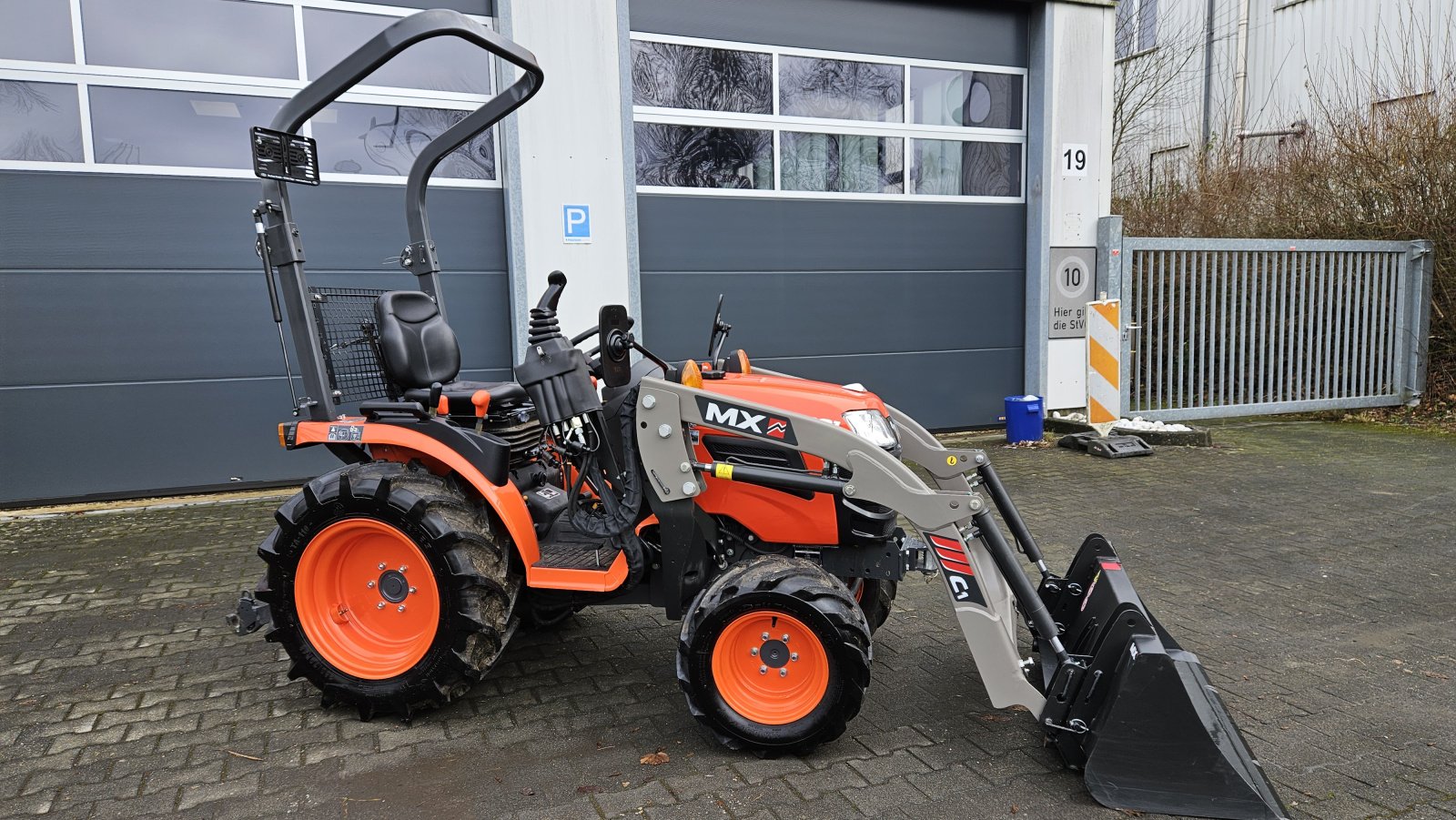 Kommunaltraktor des Typs Kubota B1181 Frontlader, Gebrauchtmaschine in Olpe (Bild 2)