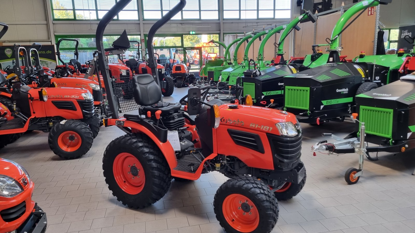 Kommunaltraktor van het type Kubota B1181, Neumaschine in Olpe (Foto 2)