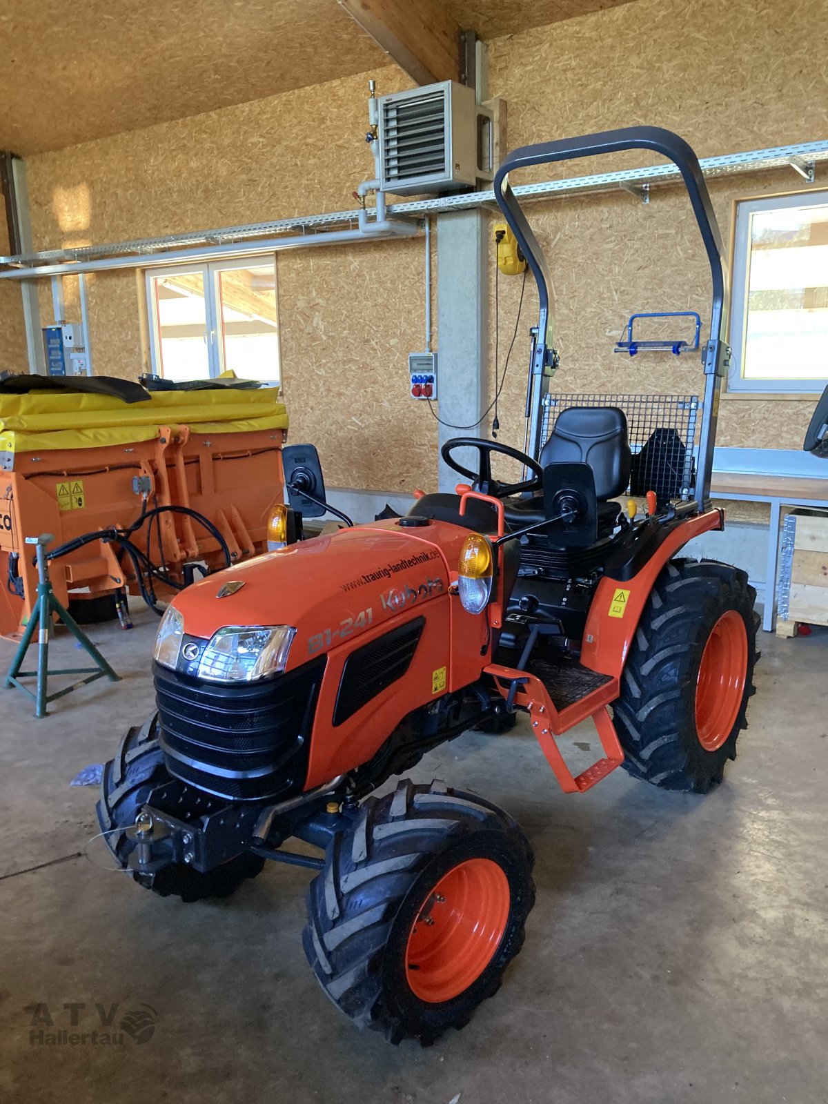 Kommunaltraktor of the type Kubota B1241, Neumaschine in Schweitenkirchen (Picture 2)