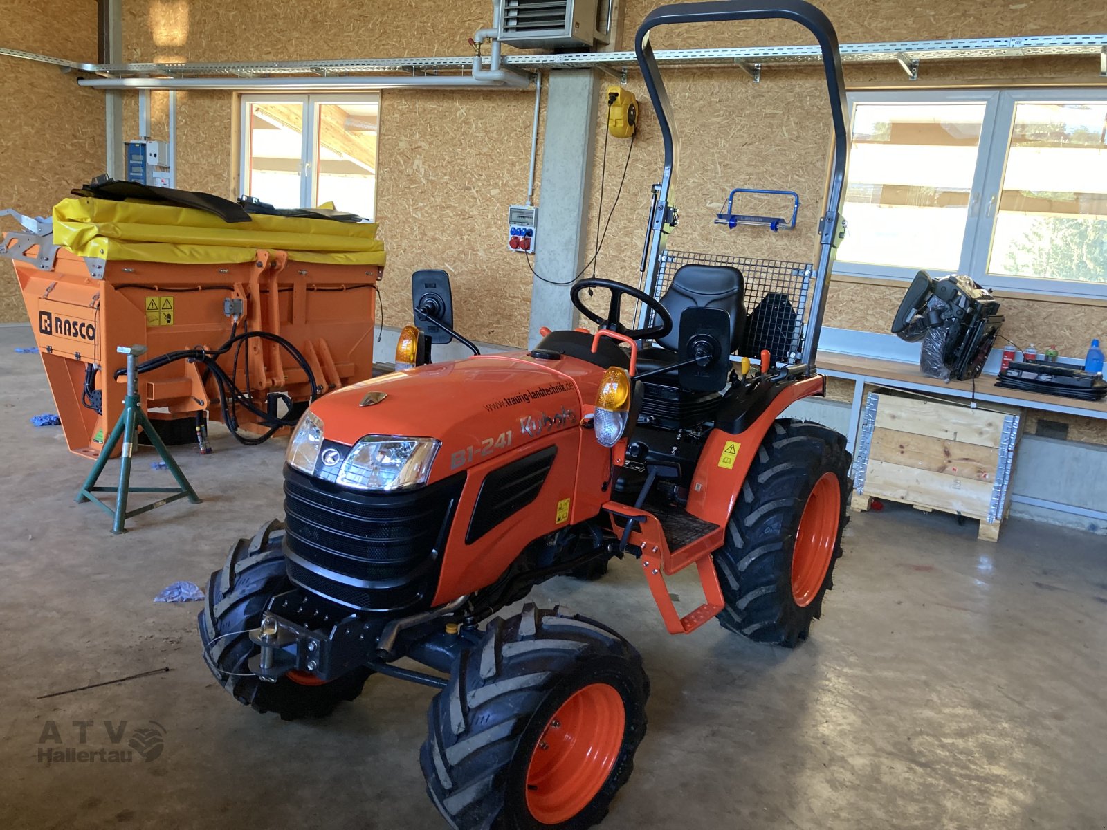 Kommunaltraktor des Typs Kubota B1241, Neumaschine in Schweitenkirchen (Bild 3)