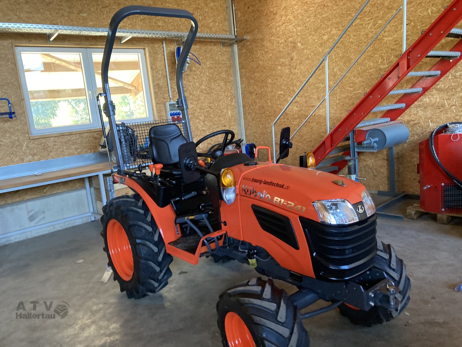 Kommunaltraktor des Typs Kubota B1241, Neumaschine in Schweitenkirchen (Bild 4)