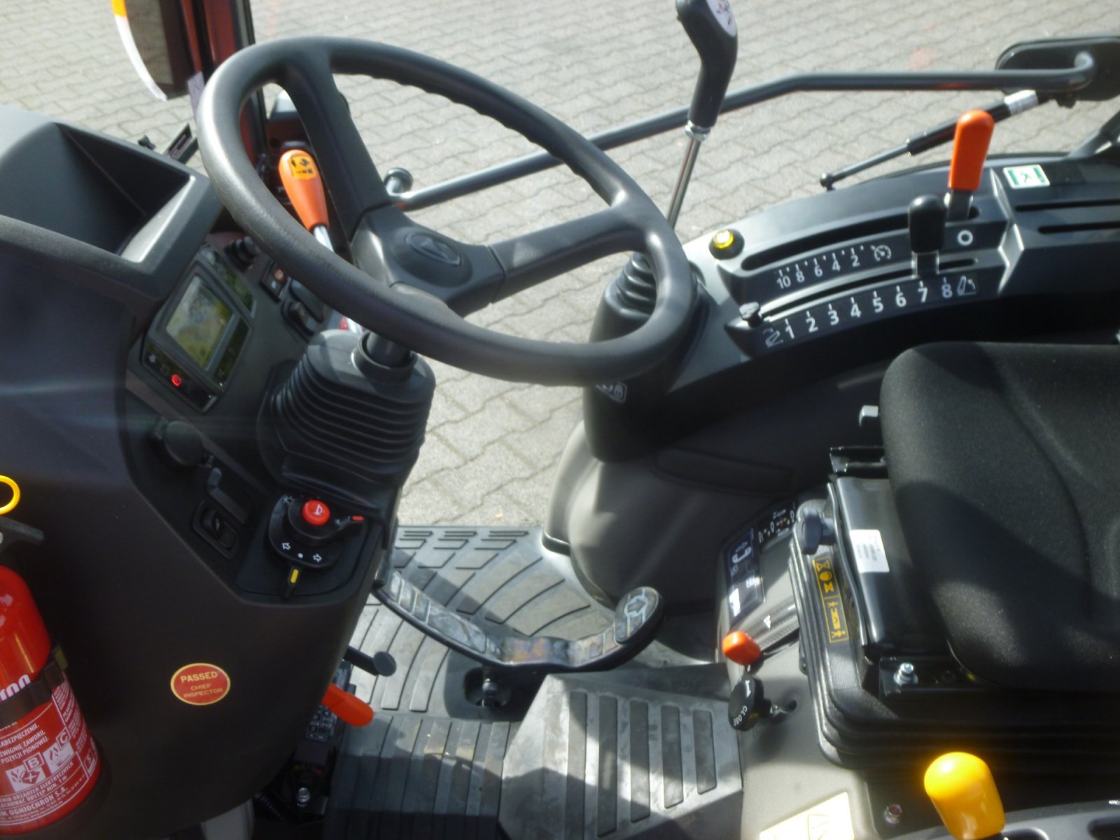 Kommunaltraktor van het type Kubota B2-231H CAB ab 0,99%, Neumaschine in Olpe (Foto 5)