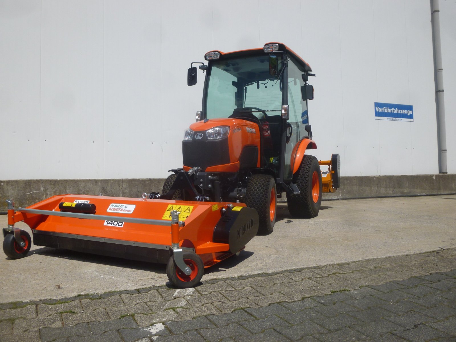 Kommunaltraktor van het type Kubota B2-231H CAB ab 0,99%, Neumaschine in Olpe (Foto 6)