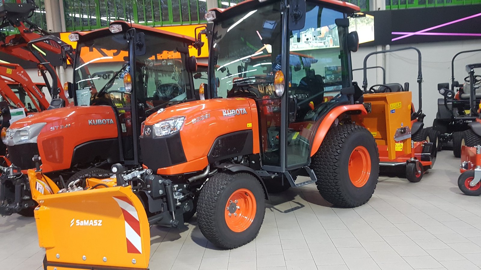 Kommunaltraktor of the type Kubota B2-261 H CAB Winterdienstpaket, Neumaschine in Olpe (Picture 4)